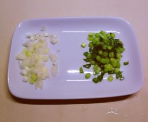 香葱切碎 葱白 葱绿分开