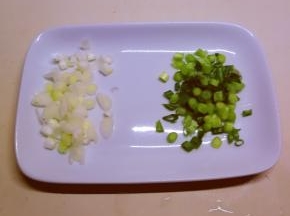 香葱切碎 葱白 葱绿分开
