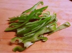 青椒切细条状