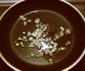 起油锅 油热之后放入葱白 炒出香味