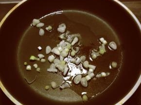 起油锅 油热之后放入葱白 炒出香味