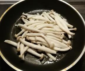 放入白玉菇翻炒