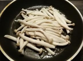 放入白玉菇翻炒