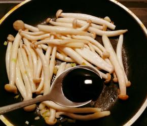 倒入蚝油 翻炒均匀