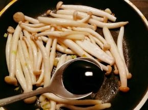 倒入蚝油 翻炒均匀