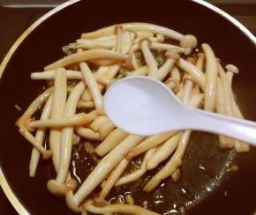 放入盐调整味道