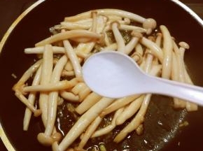 放入盐调整味道