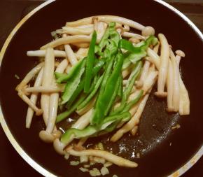 放入青椒 翻炒均匀