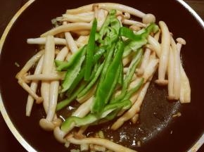 放入青椒 翻炒均匀
