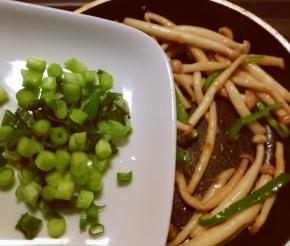 放入葱绿部分 提香