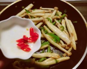 放入红尖椒 关火