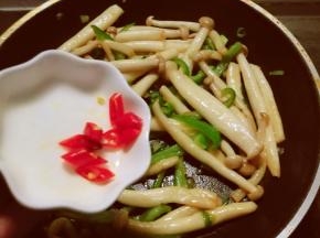 放入红尖椒 关火