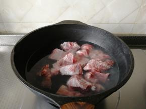 排骨剁开，清洗干净，准备好各种材料。排骨放入干净锅里，倒入清水没过排骨，开大火烧开，焯水。