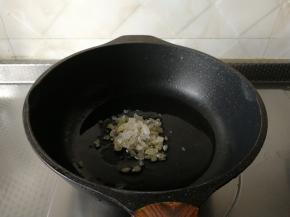 焯水结束，排骨捞出，冷水冲洗干净沥干水分（冷水冲洗让排骨肉质更紧实）。锅清洗干净，擦干。倒入玉米油，放入冰糖，开中火开始炒糖。