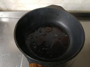 炒到冰糖完全融化，呈现琥珀色，但没有焦味。