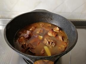 淋入料酒，去腥。倒入红烧酱油，炒匀，让排骨上色更好看。再淋入一半的醋，炒匀。加入姜丝、话梅、适量水末过排骨。开大火开始炖。盖上锅盖，炖煮到汤汁烧开。就转小火继续炖。