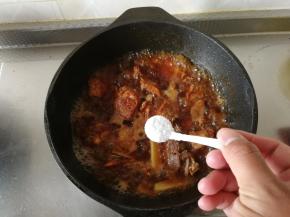 炖到排骨能用筷子戳动，就可以加盐调味了，炒匀后大火开始收汁。