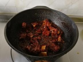 汤汁略收干，再倒入另一半的米醋。继续翻炒，最后将汤汁收到只剩一点，就可以关火。