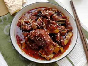 出锅撒芝麻！此时的味道刚刚好，酸甜可口，加了话梅，酸甜带带点话梅香！