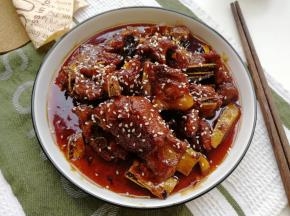 出锅撒芝麻！此时的味道刚刚好，酸甜可口，加了话梅，酸甜带带点话梅香！