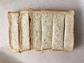 把吐司片切成等宽的长条，如果你不喜欢吐司边，也可以把边切掉后再切成条。