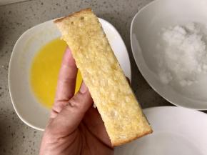 将融化的黄油抹在吐司条上。