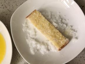 再把吐司条两面沾上白砂糖。