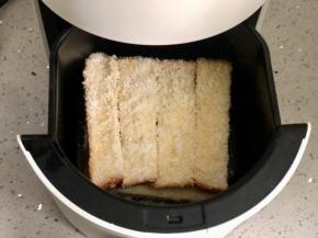 空气炸锅170度预热3分钟，把所有的吐司条都按同样的方法处理好后，放入空气炸锅中。