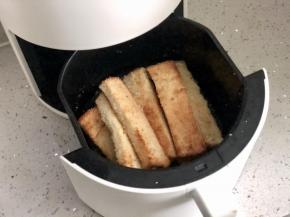 170度烤10～15分钟，表面金黄即可。烤至7分钟左右的时候可以把吐司条翻一翻，让吐司条每一面都烤到。