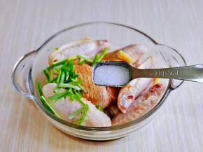 按个人口味加入盐。