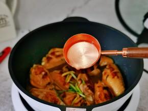 再加入两汤勺纯净水。