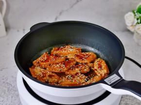 时间可以自己掌握，总之炖熟就可以，撒上熟白芝麻。