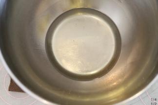 玉米油放入油锅内，加热至100度，倒入打蛋盆内。