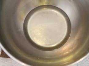 玉米油放入油锅内，加热至100度，倒入打蛋盆内。