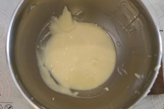 筛入低筋面粉，搅拌至无干粉。