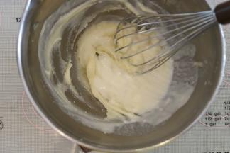 倒入牛奶，混合均匀。