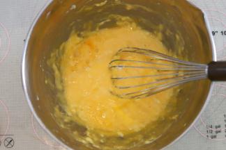 磕入一个全蛋和4个蛋黄。