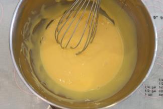 “Z”字型拌至顺滑的蛋黄糊，备用。