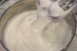 细砂糖分三次加入蛋白内，打发至湿性发泡，同时预热烤箱130度上下火。