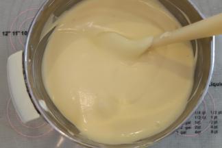 取三分之一的蛋白加入蛋黄糊内，蛋抽拌匀，再将混合好的蛋糕糊倒入剩余的蛋白内拌匀。