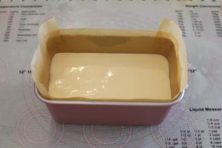 做好的蛋糕糊倒入模具内，轻震几下。