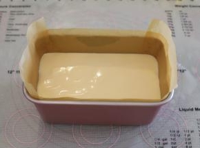 做好的蛋糕糊倒入模具内，轻震几下。