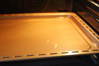 深烤盘放入预热好的烤箱内，倒入温热水。