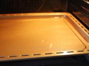 深烤盘放入预热好的烤箱内，倒入温热水。