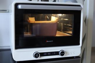 将蛋糕放入烤盘内（或者垫个烤网），130度烘烤时间为一小时十五分钟（最后几分钟可以调高上火150度）。