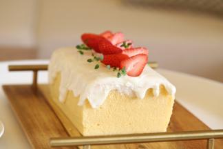 淡奶油+柠檬汁+细砂糖，用蛋抽拌至变稠流动状，淋在蛋糕上面，摆放上草莓。