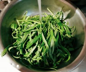 空心菜择洗干净 