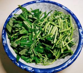 切段备用 尽量根部和叶子部分分开