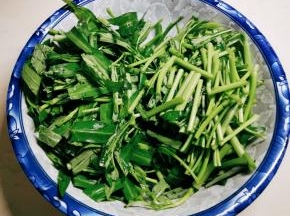 切段备用 尽量根部和叶子部分分开