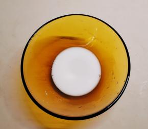 淀粉加入4汤匙清水 制成水淀粉备用